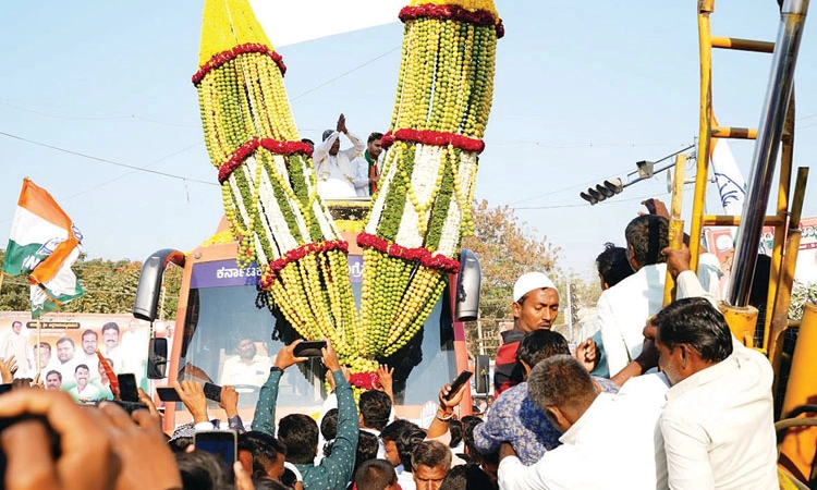 ನಾಯಕರ ಕೊರಳಿಗೆ ಸುವಿಹಾರ