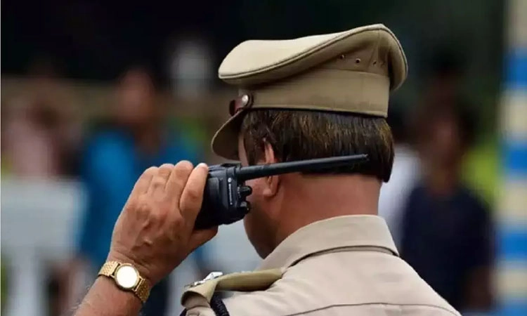 ನಿವೃತ್ತ ಐಪಿಎಸ್‌ ಅಧಿಕಾರಿ ಸೇರಿ ನಾಲ್ವರ ವಿರುದ್ಧ ಕೇಸ್‌  