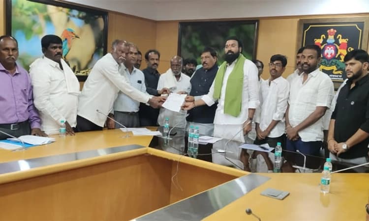 ವಿಧಾನಸೌಧದ ಬಾಗಿಲು ತಟ್ಟಿದ ಕಾರ್ಖಾನೆಗಾಗಿ ಭೂಮಿ ಕಳೆದುಕೊಂಡ ಸಂತ್ರಸ್ತರ ಪ್ರತಿಭಟನೆ