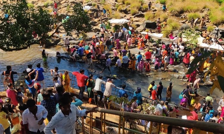 ಶಿರಸಿ: ಸಹಸ್ರಲಿಂಗಕ್ಕೆ, ಬನವಾಸಿಗೆ ಭಕ್ತ ಸಾಗರ