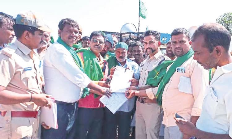 ಅರಣ್ಯಾಧಿಕಾರಿಗಳ ಕಿರುಕುಳ ಖಂಡಿಸಿ ಸಿಡಿದೆದ್ದ ರೈತರು