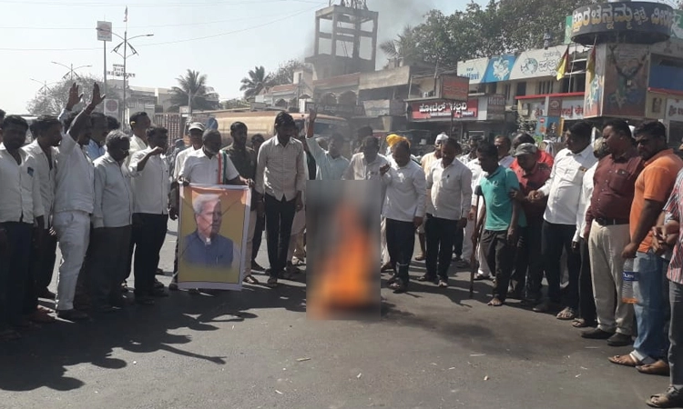 ಬಜೆಟ್ ನಲ್ಲಿ ಘೋಷಣೆಯಾಗದ ತಾಲೂಕು: ಹೋರಾಟಗಾರರಿಂದ ರಸ್ತೆ ತಡೆದು ಪ್ರತಿಭಟನೆ