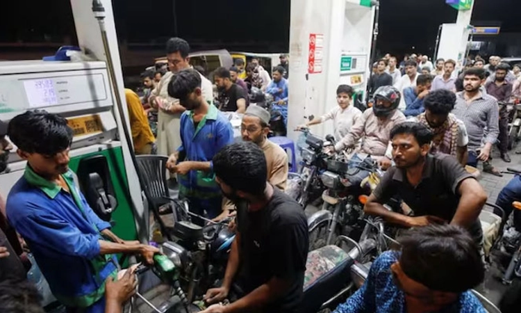 ಪಾಕಿಸ್ಥಾನದಲ್ಲಿ ಗಗನಕ್ಕೇರಿದ ಪೆಟ್ರೋಲ್ ಬೆಲೆ; ಪೆಟ್ರೋಲ್- ಡೀಸೆಲ್ ಬೆಲೆ ಎಷ್ಟು ಗೊತ್ತಾ?