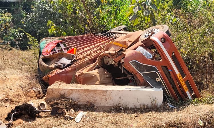 ಆಲಂಕಾರು: ಚರಂಡಿಗೆ ಬಿದ್ದ ಮೊಟ್ಟೆ ಸಾಗಾಟದ ಲಾರಿ
