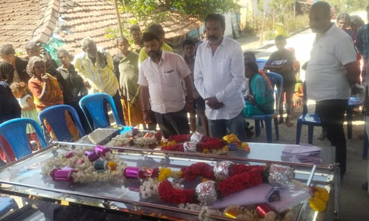 ಹುಲಿ ದಾಳಿಗೆ ಸಿಲುಕಿ ಮೃತಪಟ್ಟ ಕೊಳವಿಗೆಯ ರಾಜು, ಚೇತನ್ ಅಂತ್ಯಸಂಸ್ಕಾರ