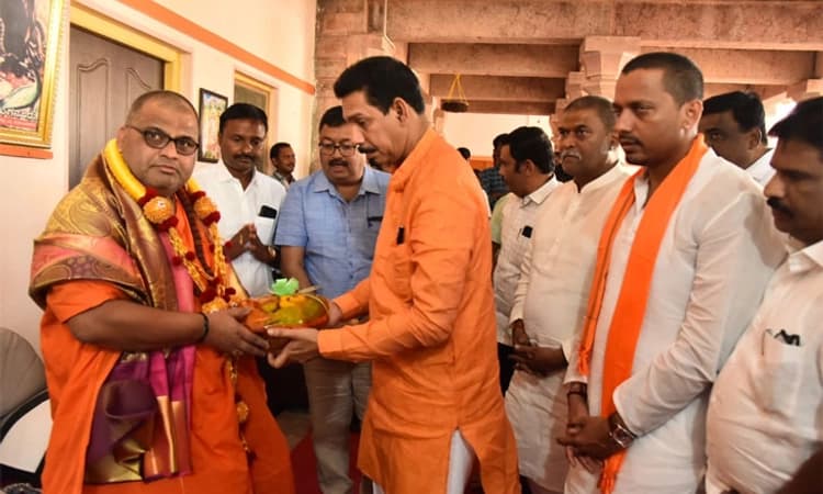 ಹಂಪಿ ಸಾವಿರ ದೇವರ ಮಠಕ್ಕೆ ನಳಿನ್ ಕುಮಾರ್ ಕಟೀಲ್ ಭೇಟಿ