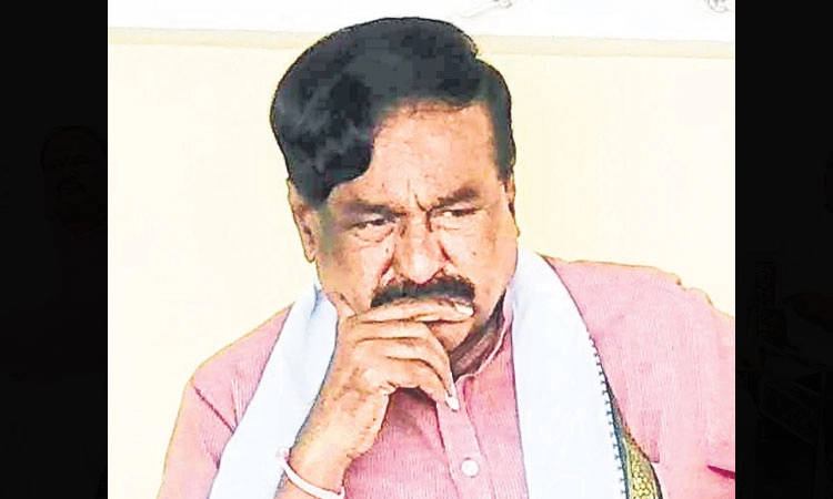 ಸಚಿವ ಮುನಿರತ್ನ ಕೊಂಬು ಬಂದಂತೆ ಆಡುತ್ತಿದ್ದಾರೆ