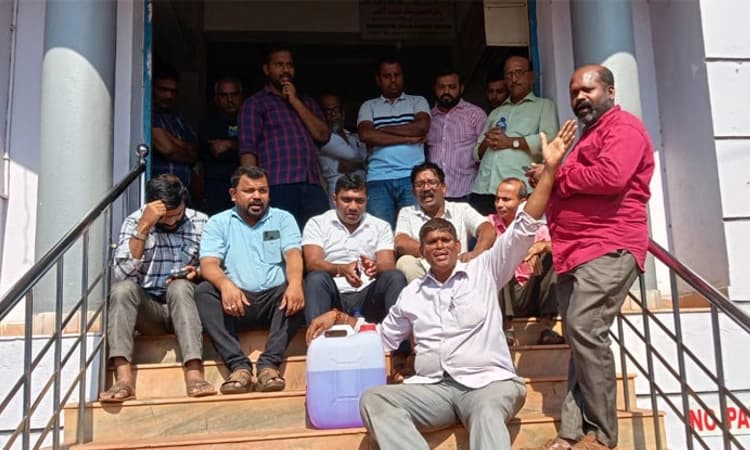 ಹರಾಜು ಪ್ರಕ್ರಿಯೆಯಲ್ಲಿ ಎಡವಟ್ಟು: ಭಟ್ಕಳ ಪರಸಭೆ ಎದುರು ಪ್ರತಿಭಟನೆ