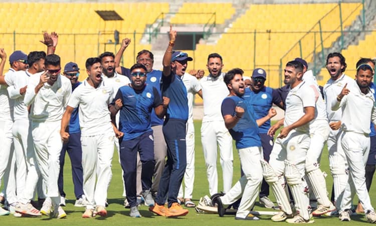 ರಣಜಿ: ಕರ್ನಾಟಕಕ್ಕೆ  ಸೋಲು, ಸೌರಾಷ್ಟ್ರ ಫೈನಲಿಗೆ