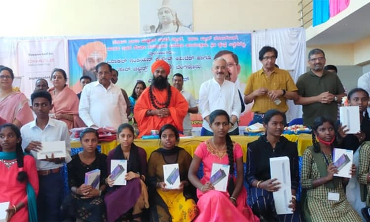 ಕೊರಟಗೆರೆ: 1524 ಶಾಲಾ ಮಕ್ಕಳಿಗೆ ಬ್ಯಾಗ್ ಮತ್ತು ಕಲಿಕಾ ಪರಿಕರಗಳ ವಿತರಣೆ