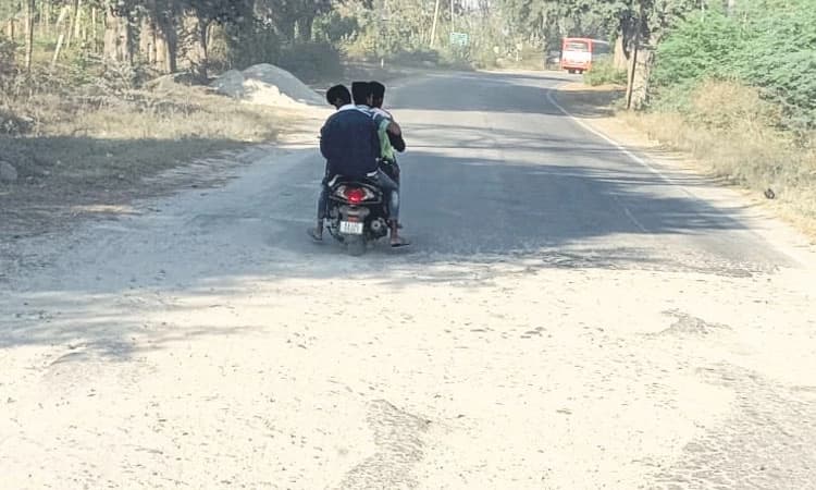 ಗುಂಡ್ಲುಪೇಟೆ- ಚಾಮರಾಜನಗರದ ರಸ್ತೆ ಗುಂಡಿ: ಸವಾರರಿಗೆ ತೊಂದರೆ  