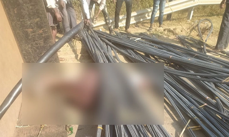 ಚಿಕ್ಕಮಗಳೂರು : ಟ್ರ್ಯಾಕ್ಟರ್ ಪಲ್ಟಿಯಾಗಿ ರಾಡ್ ಗಳ ಅಡಿ ಸಿಲುಕಿ ವ್ಯಕ್ತಿ ಮೃತ್ಯು