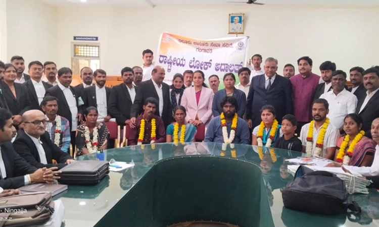 ಗಂಗಾವತಿ: ವಿಚ್ಛೇದನಕ್ಕೆ ಅರ್ಜಿ ಸಲ್ಲಿಸಿದ್ದ ನಾಲ್ಕು ಜೋಡಿ ದಂಪತಿಗಳು ಮತ್ತೆ ಒಂದಾದರು