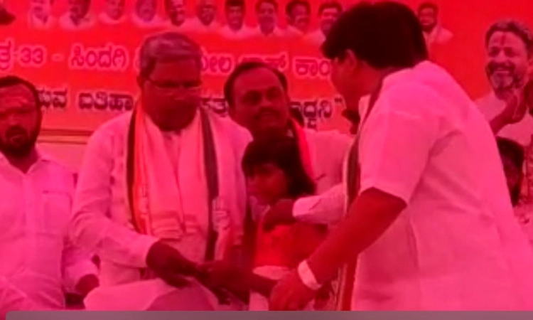 ಚುನಾವಣೆ ಖರ್ಚಿಗೆಂದು ಸಿದ್ದರಾಮಯ್ಯಗೆ ಉಳಿತಾಯದ ಹಣ ನೀಡಿದ ಬಾಲೆ