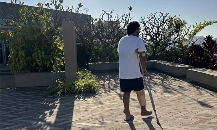 ಊರುಗೋಲಿನೊಂದಿಗೆ ನಡೆಯುತ್ತಿರುವ ಫೋಟೋ ಹಂಚಿಕೊಂಡ ರಿಷಭ್ ಪಂತ್