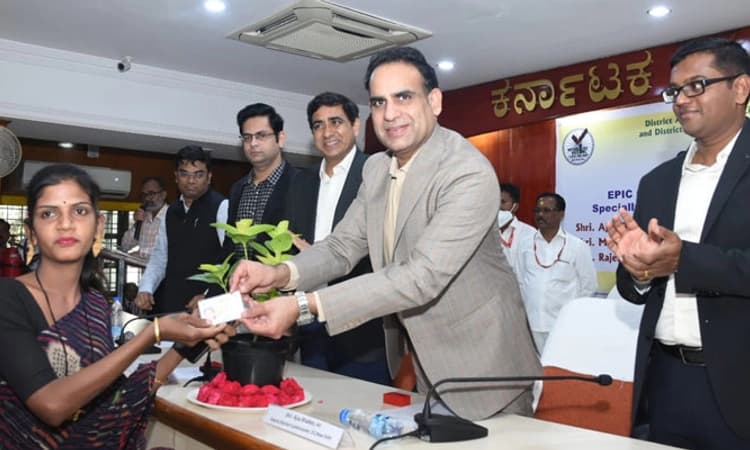 ಕಲಬುರಗಿಯಲ್ಲಿ ಯುವ ಮತದಾರರಿಗೆ ಎಪಿಕ್ ಕಾರ್ಡ್ ವಿತರಣೆ