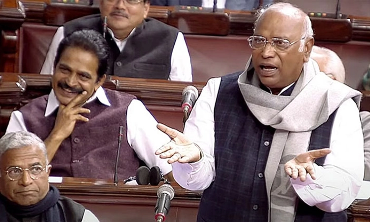 ನನ್ನ ಕ್ಷೇತ್ರದ ಮೇಲೇಕೆ ಕಣ್ಣು: ಮೋದಿಗೆ ಮಲ್ಲಿಕಾರ್ಜುನ ಖರ್ಗೆ ಪ್ರಶ್ನೆ