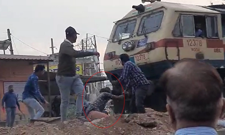 ದಾವಣಗೆರೆ: ರೈಲಿಗೆ ತಲೆಕೊಟ್ಟು ಆತ್ಮಹತ್ಯೆಗೆ ಯತ್ನಿಸಿದವನ ರಕ್ಷಿಸಿದ ಸ್ಥಳೀಯರು