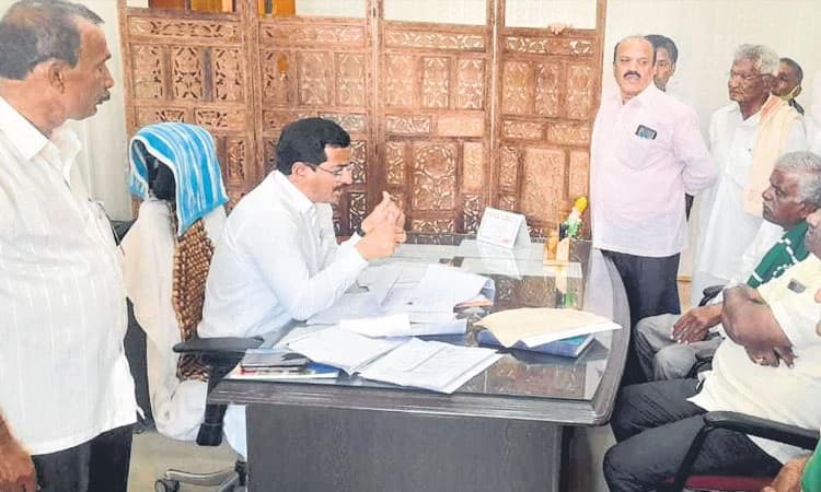 ಅಕ್ರಮ ಖಾತೆ ಆರೋಪ: ತಹಶೀಲ್ದಾರ್‌ರಿಗೆ ದೂರು