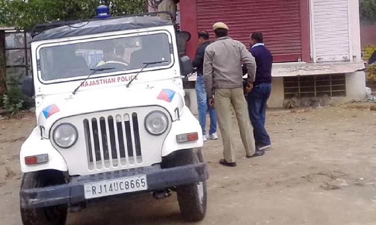 ಬಾಲಕಿ ಜೊತೆ ಮಾತನಾಡಲು ಬಂದ ಯುವಕನನ್ನು ಕಂಬಕ್ಕೆ ಕಟ್ಟಿ ಥಳಿಸಿ, ಮೂತ್ರ ಕುಡಿಸಿದ ಗ್ರಾಮಸ್ಥರು