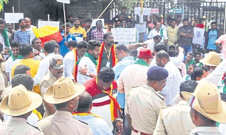 ಶಾಂತಿಗ್ರಾಮ ಟೋಲ್‌ಗೇಟ್‌ ಸಿಬ್ಬಂದಿ ವಿರುದ್ಧ ಪ್ರತಿಭಟನೆ