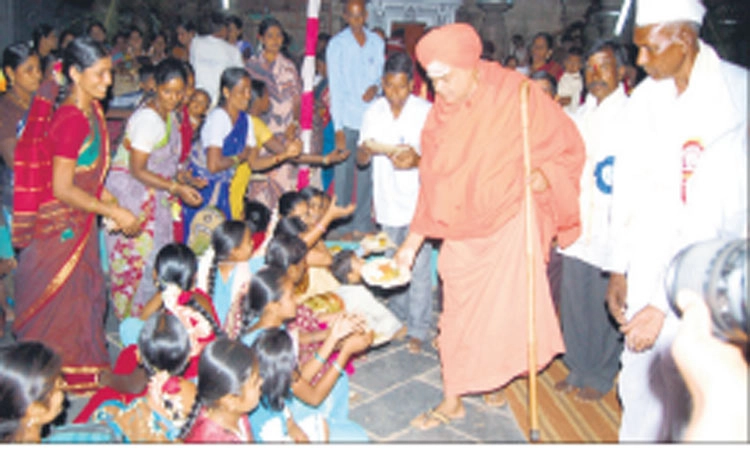 ಭಕ್ತರ ಬಾಯಲ್ಲಿ ನೀರುಣಿಸುವ ರೊಟ್ಟಿ ಜಾತ್ರೆ