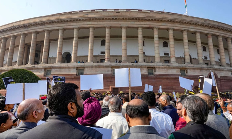 ಪ್ರತಿಪಕ್ಷಗಳ ಪಟ್ಟು: ನಡೆಯದ ಕಲಾಪ; ಅದಾನಿ ಗ್ರೂಪ್‌ ವಿರುದ್ಧ ತನಿಖೆಗೆ ಒತ್ತಾಯ