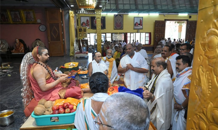 ಅತಿರುದ್ರ ಮಹಾಯಾಗದ ಆಮಂತ್ರಣ ಪತ್ರಿಕೆ ಬಿಡುಗಡೆಗೊಳಿಸಿದ ಶ್ರೀ ವಿಧುಶೇಖರ ಭಾರತೀ ಸ್ವಾಮೀಜಿ