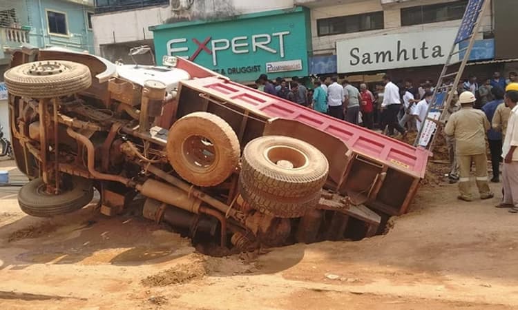 ರಸ್ತೆ ಕಾಮಗಾರಿ ವೇಳೆ ಹೊಂಡಕ್ಕೆ ಉರುಳಿದ ಟ್ರಕ್: ನಾಲ್ವರು ಕಾರ್ಮಿಕರಿಗೆ ಗಂಭೀರ ಗಾಯ