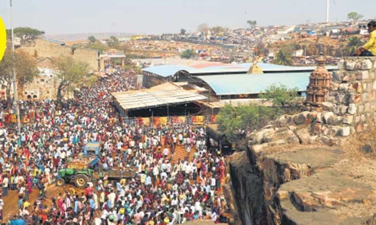 ಸವದತ್ತಿ: ಯಲ್ಲಮ್ಮ ದೇವಸ್ಥಾನದಲ್ಲಿ ಭಾರತ ಹುಣ್ಣಿಮೆ ಜಾತ್ರೆಗೆ ಜನಸಾಗರ