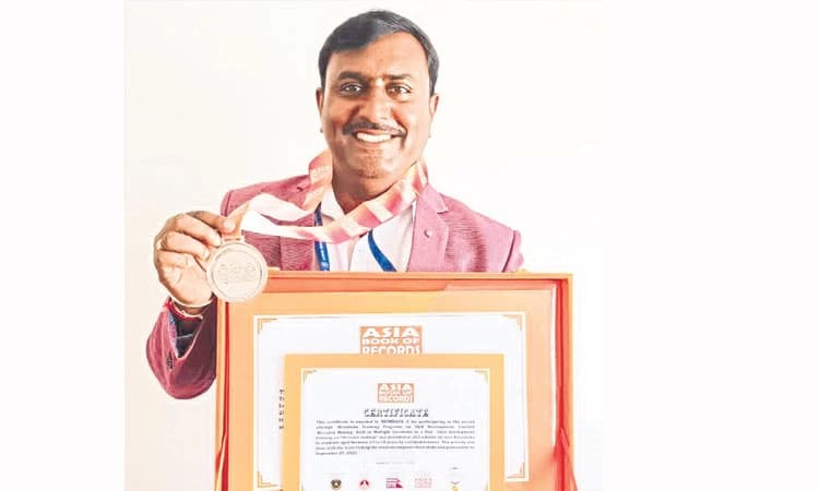 ಶಿಕ್ಷಕನಿಗೆ ಏಷ್ಯಾಬುಕ್‌ ಆಫ್ ರೆಕಾರ್ಡ್ಸ್‌ ಪುರಸ್ಕಾರ