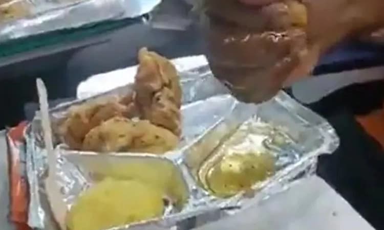 ವಂದೇ ಭಾರತ್‌ ರೈಲಿನಲ್ಲಿ ಕಳಪೆ ಆಹಾರದ ಬಗ್ಗೆ ಪ್ರಯಾಣಿಕ ಮಾಡಿದ ವಿಡಿಯೋ ಭಾರಿ ವೈರಲ್‌