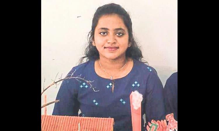 ಕಾರು ಢಿಕ್ಕಿಗೆ 7 ಅಡಿ ಮೇಲೆ ಹಾರಿ ಬಿದ್ದ ಯುವತಿ