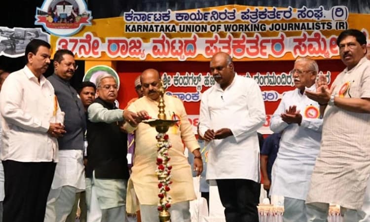 ಗ್ರಾಮೀಣ ಪತ್ರಕರ್ತರಿಗೆ ಬಸ್ ಪಾಸ್ ಕೊಡಲು ಚಿಂತನೆ: ಸಿಎಂ ಬೊಮ್ಮಾಯಿ