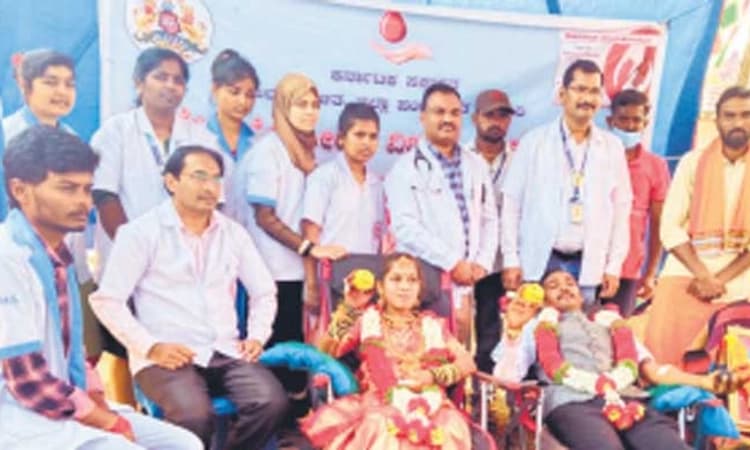 ಹಸೆಮಣೆ ಏರಿದಾಕ್ಷಣ ರಕ್ತದಾನ ಮಾಡಿದ ನವಜೋಡಿ; ಲಗ್ನಪತ್ರಿಕೆಯಲ್ಲಿ ಮಾಹಿತಿ