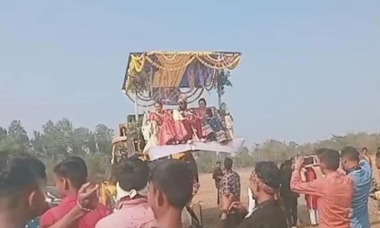 ವೈರಲ್: ಬುಲ್ಡೋಜರ್ ನಲ್ಲಿ ಬಂದ ಮದುವೆ ದಿಬ್ಬಣ; ವರನ ಕನಸು ಕೊನೆಗೂ ನನಸು.!