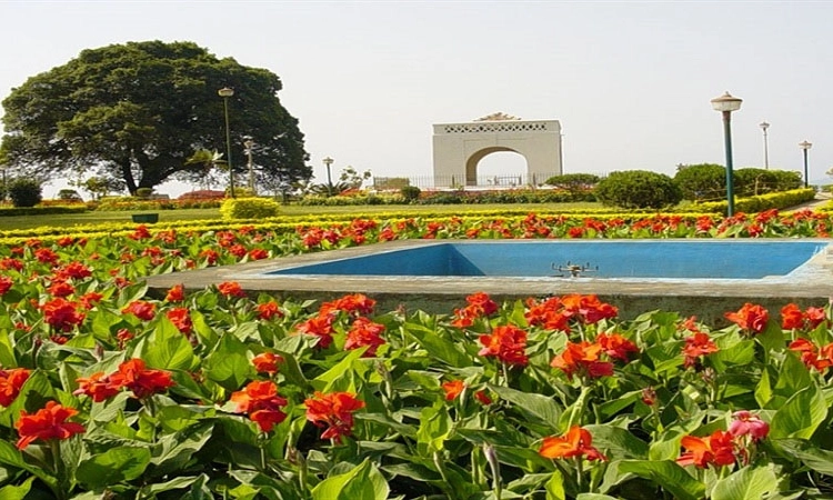 ಮಡಿಕೇರಿಯ ರಾಜಾಸೀಟ್‌ನಲ್ಲಿ ಕಣ್ಮನ ಸೆಳೆಯುತ್ತಿದೆ ಫಲಪುಷ್ಪ ಪ್ರದರ್ಶನ