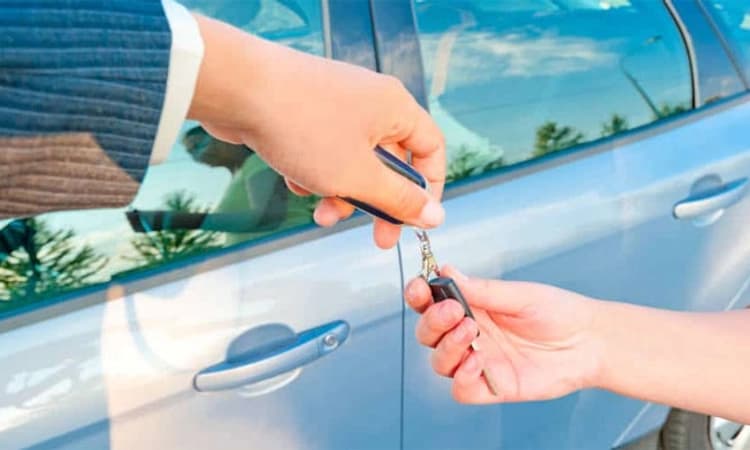 ಕಂಪನಿಯ ಏಳಿಗೆಗೆ ದುಡಿದ 13 ಉದ್ಯೋಗಿಗಳಿಗೆ ಕಾರು ಗಿಫ್ಟ್ !