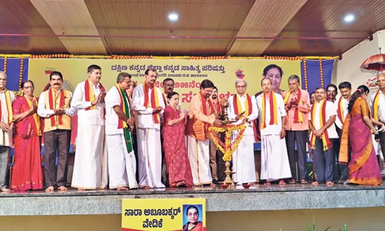 ಕನ್ನಡ ಕಂದಗಳು ತಬ್ಬಲಿಗಳಾಗುತ್ತಿವೆ: ಸರ್ವಾಧ್ಯಕ್ಷೆ ವಿಷಾದ