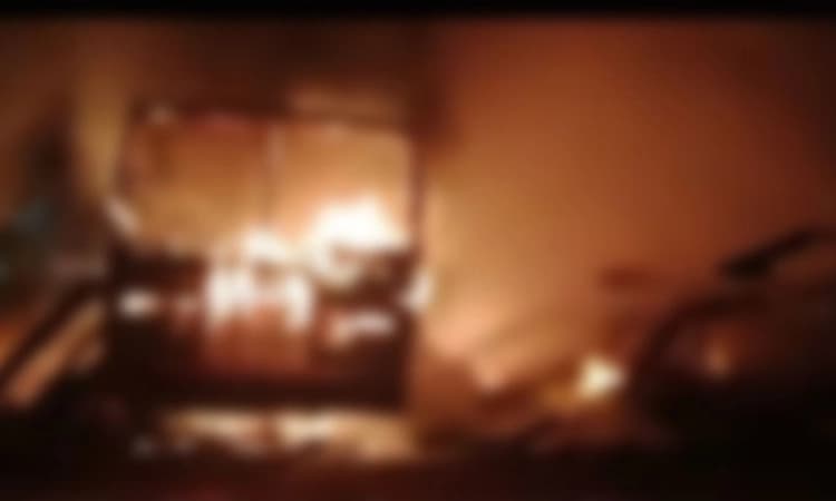 ಮಂಗಳೂರು: ಗ್ಯಾರೇಜ್ ನಲ್ಲಿ ಅಗ್ನಿ ಅನಾಹುತ ; ಹಲವು ವಾಹನಗಳಿಗೆ ಬೆಂಕಿ