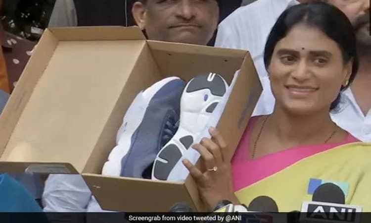 ಶೂಗಳನ್ನು ತೋರಿಸಿ ತೆಲಂಗಾಣ ಸಿಎಂ ಕೆಸಿಆರ್ ಗೆ ಸವಾಲು ಹಾಕಿದ ವೈಎಸ್ ಶರ್ಮಿಳಾ ; ವಿಡಿಯೋ