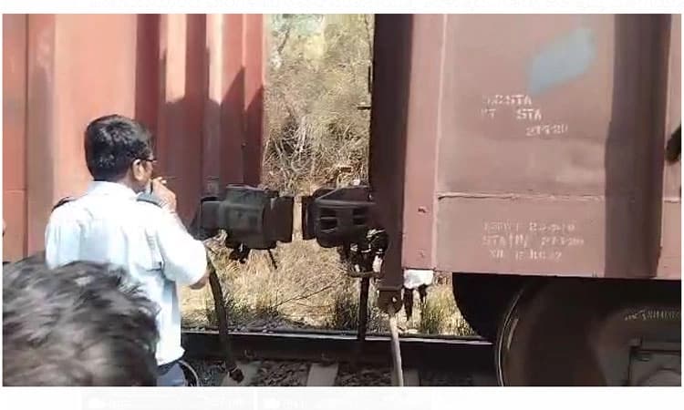 ಹಳೆಯಂಗಡಿ ರೈಲ್ವೇ ಗೇಟ್‌ನಲ್ಲಿಯೇ ಉಳಿದ ಗೂಡ್ಸ್ ಡಬ್ಬಿಗಳು…!