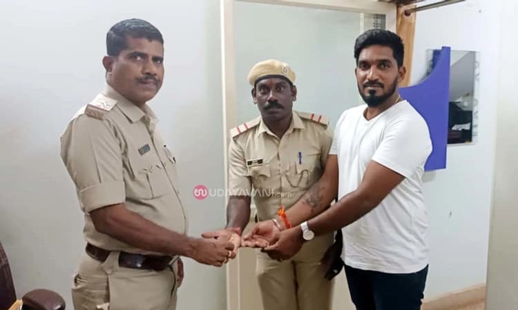 ಚಿನ್ನದ ಬ್ರೇಸ್‌ಲೆಟ್‌ ಹಿಂತಿರುಗಿಸಿ ಪ್ರಾಮಾಣಿಕತೆ ಮೆರೆದ ಬ್ಲೂ ಫ್ಲ್ಯಾಗ್ ಸಿಬಂದಿ