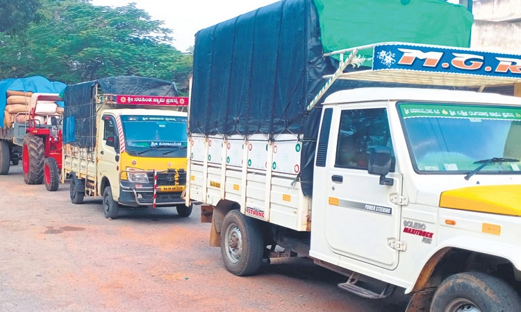 ರೈತರಿಂದ ರಾಗಿ ಖರೀದಿ: ಸಾಲುಗಟ್ಟಿ ನಿಂತ ವಾಹನಗಳು