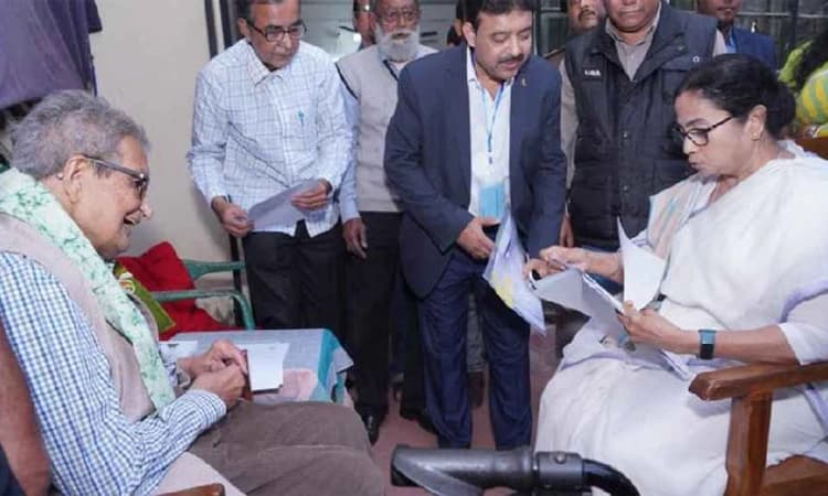 ನೊಬೆಲ್ ಪ್ರಶಸ್ತಿ ಪುರಸ್ಕೃತ ಅಮರ್ತ್ಯ ಸೇನ್​​ಗೆ ದಾಖಲೆ ಹಸ್ತಾಂತರಿಸಿದ ಮಮತಾ ಬ್ಯಾನರ್ಜಿ