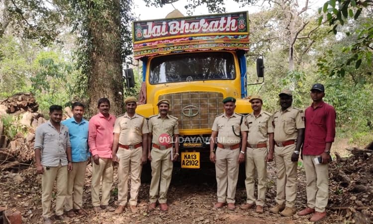 ಅಕ್ರಮ ಮರ ಸಾಗಾಟ: ಆರೋಪಿಗಳ ಬಂಧನ, ಲಕ್ಷಾಂತರ ಮೌಲ್ಯದ ಸೊತ್ತು ವಶ