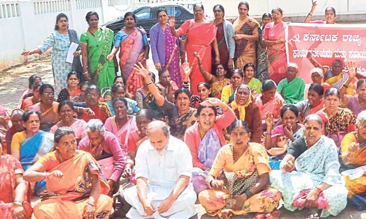 ಗ್ರಾಚ್ಯುಟಿ, ಪಿಂಚಣಿಗಾಗಿ ಅಂಗನವಾಡಿ ನೌಕರರ ಧರಣಿ