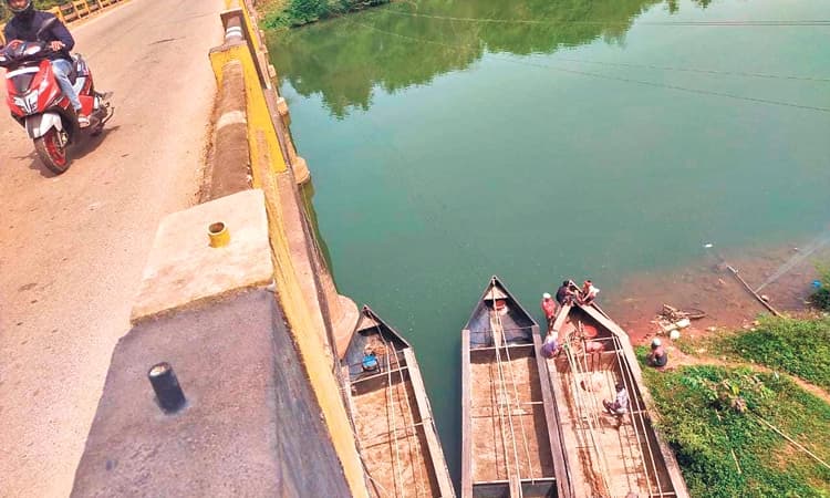 ಅಡ್ಡೂರು ಸೇತುವೆ ತಳದಲ್ಲೇ ಮರಳುಗಾರಿಕೆ: ಸಕ್ರಮವಾಗಿದ್ದರೂ ಸೇತುವೆಗೆ ಅಪಾಯದ ಭೀತಿ