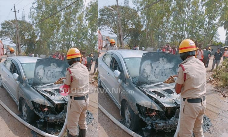 ಭದ್ರಾವತಿ: ನಡು ರಸ್ತೆಯಲ್ಲೇ ಹೊತ್ತಿ ಉರಿದ ಕಾರು
