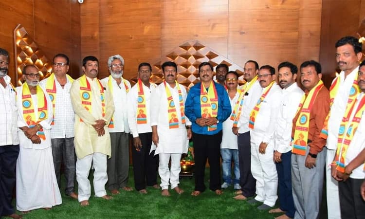 ಅನ್ಸಾರಿ, ಶ್ರೀನಾಥ ಆಪ್ತರು ರೆಡ್ಡಿ ಪಕ್ಷ ಸೇರ್ಪಡೆ; ಕಾಂಗ್ರೆಸ್-ಬಿಜೆಪಿ ಪಕ್ಷಗಳಿಗೆ ಭಾರಿ ಹಿನ್ನಡೆ